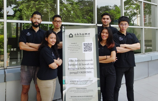 김대현 오케이홈 대표(왼쪽) 등 오케이홈 대표팀이 사진촬영을 하고 있다. 케이큐브벤처스 제공